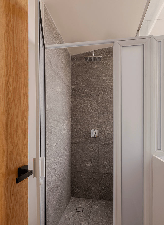 Habitación individual en coliving Roma Norte con cama individual, escritorio y ambiente tranquilo