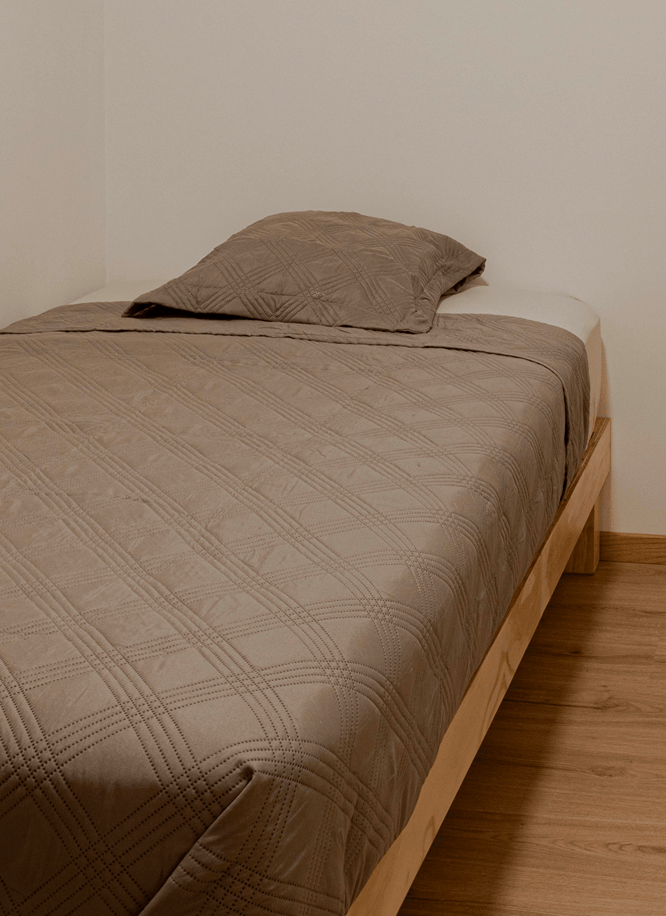 Cuarto individual luminoso con cama individual y escritorio en coliving Roma Norte