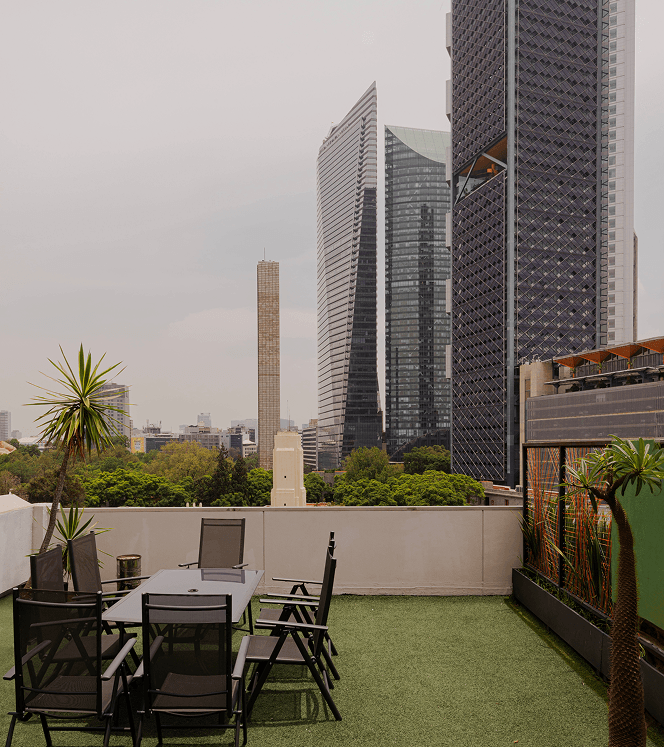 Rooftop en coliving Roma Norte con terraza al aire libre y vista panorámica de la ciudad