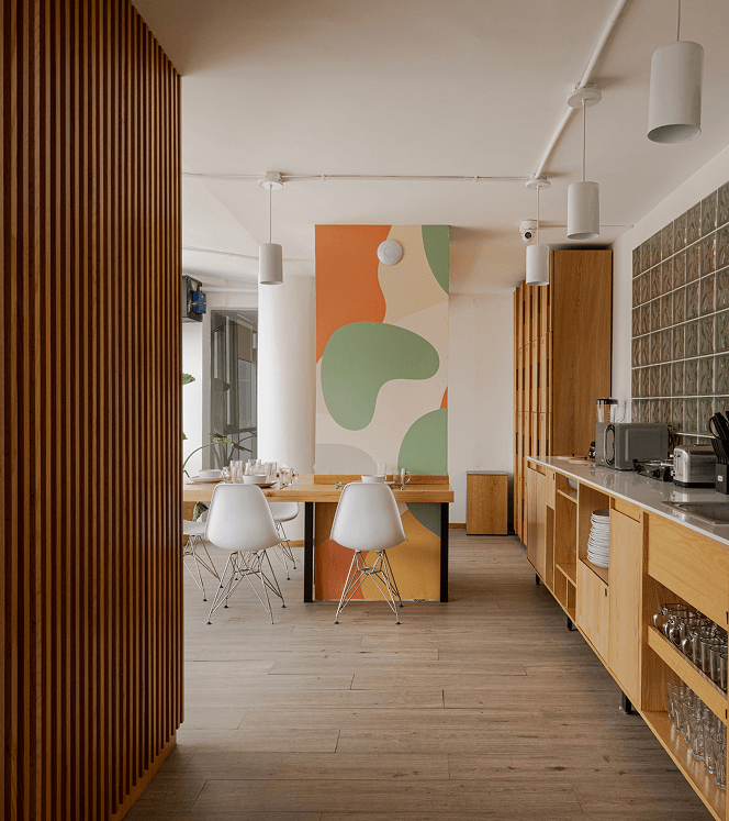 Cocina equipada en coliving Roma Norte con estufa, refrigerador y área de preparación