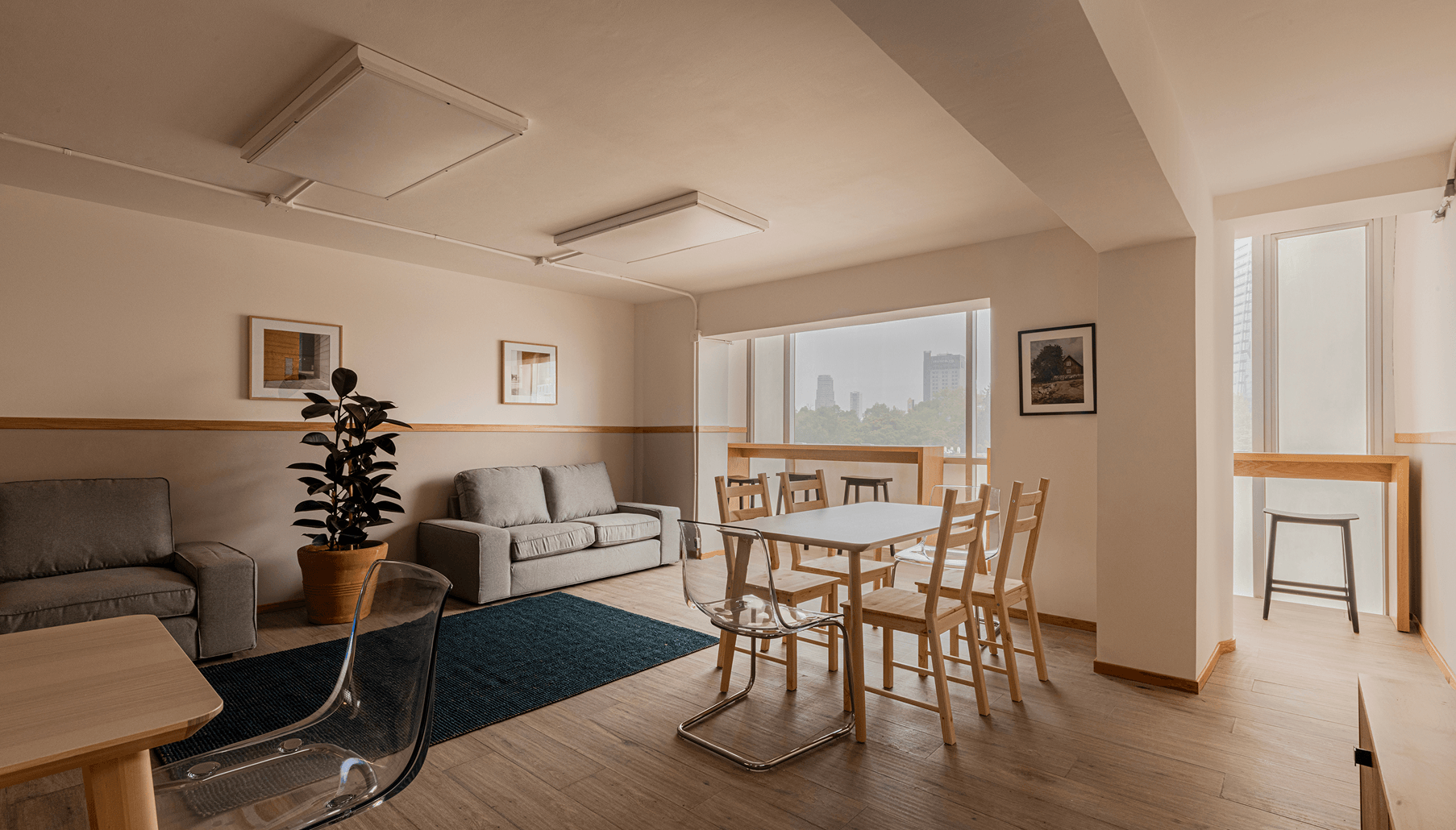 Terraza común en la azotea de Barpil Coliving con mobiliario moderno y vistas panorámicas de la Ciudad de México