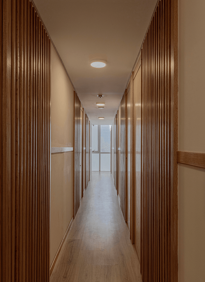 Espacio acogedor con cama individual y decoración minimalista en coliving Roma Norte